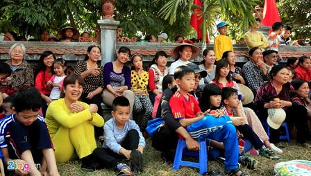 Trai Hà Nội cởi trần thi vật